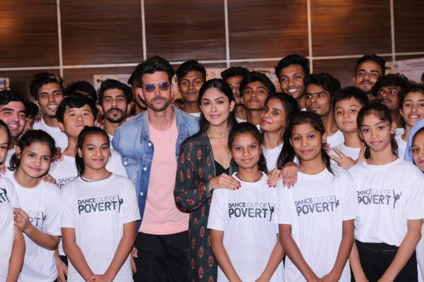Hrithik Roshan and Mrunal Thakur promotes Super 30 with NGO Kids