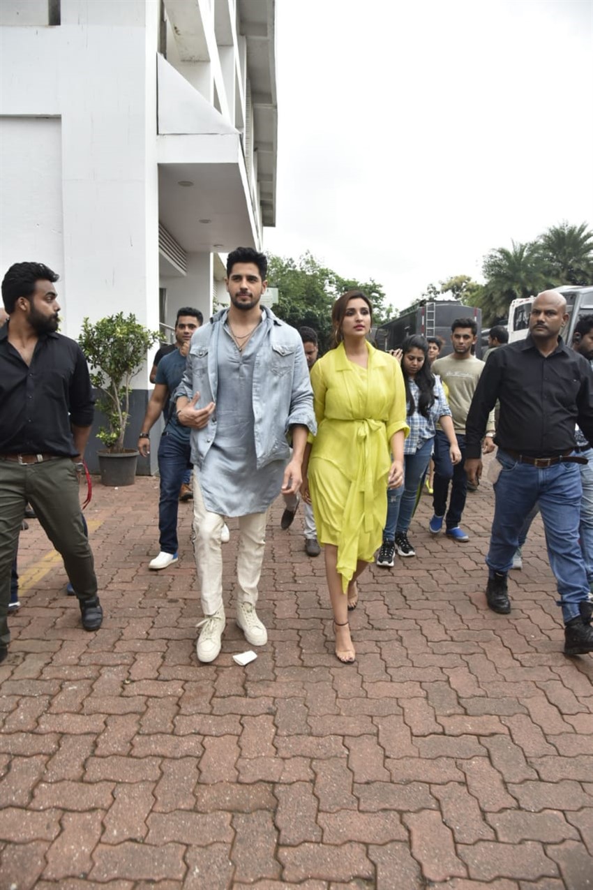 Sidharth Malhotra and Parineeti Chopra Promote 'Jabariya Jodi' on sets of Dance India Dance