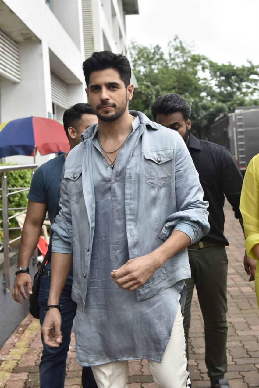 Sidharth Malhotra and Parineeti Chopra Promote 'Jabariya Jodi' on sets of Dance India Dance