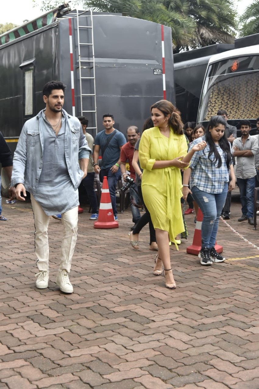 Sidharth Malhotra and Parineeti Chopra Promote 'Jabariya Jodi' on sets of Dance India Dance