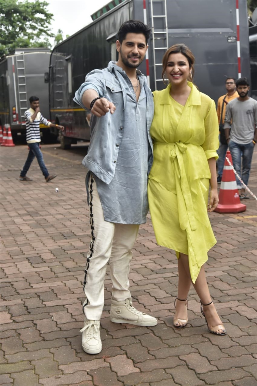 Sidharth Malhotra and Parineeti Chopra Promote 'Jabariya Jodi' on sets of Dance India Dance