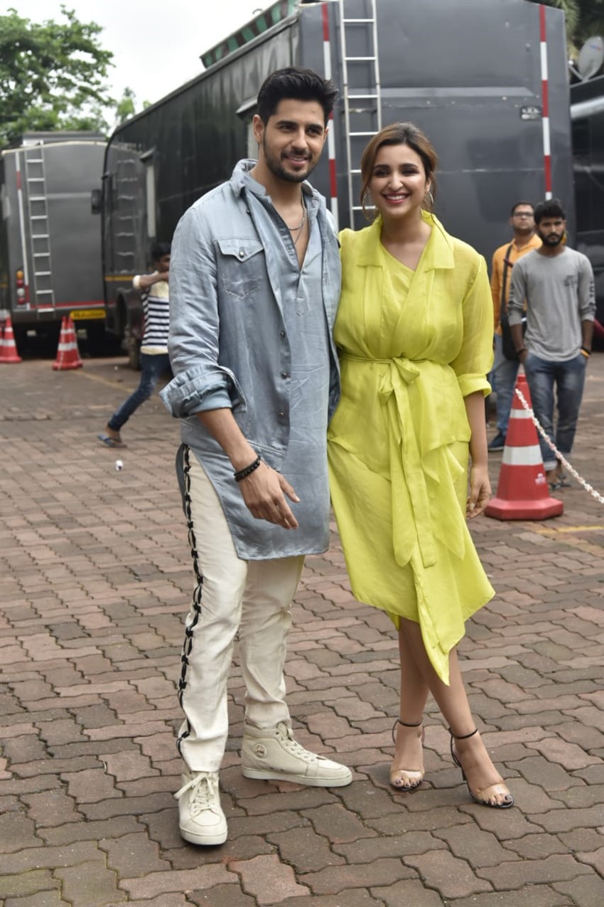 Sidharth Malhotra and Parineeti Chopra Promote 'Jabariya Jodi' on sets of Dance India Dance