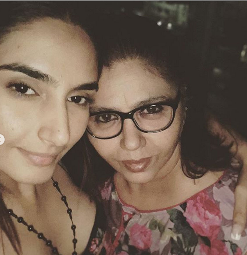 Ragini Dwivedi personal life, Family,Unseen, Childhood,Latest Photos