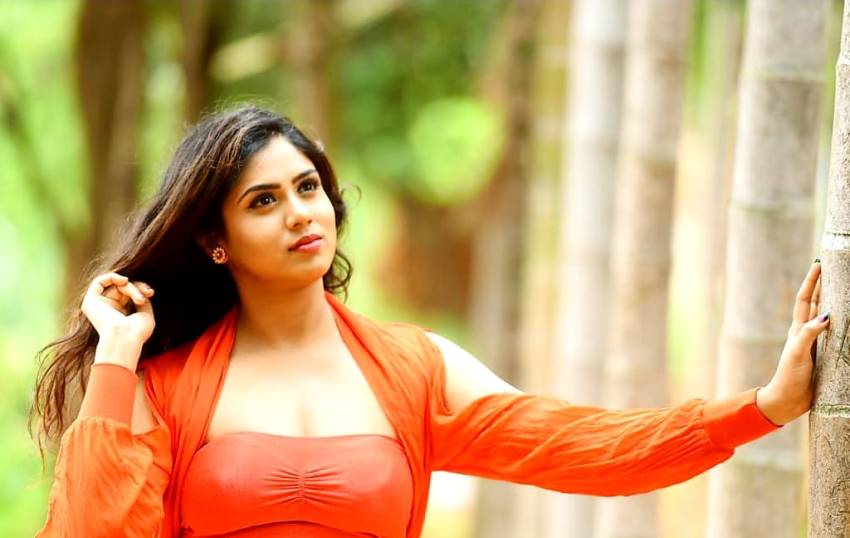 Bigg Boss Kannada Season 7 Contestant Chaithra Kotoor Unseen And Rare Photos