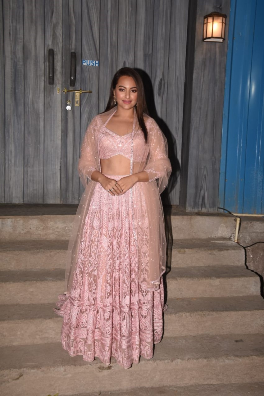 Salman Khan, Saiee Manjrekar & Sonakshi Sinha Snapped Promoting Their Film 'Dabangg 3'On The Sets Of Bigg Boss 13