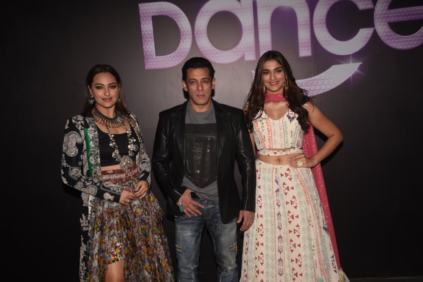 Salman Khan, Saiee Manjrekar, Sonakshi Sinha & Prabhu Dheva snapped promoting their film Dabangg 3 on the sets of Dance Plus