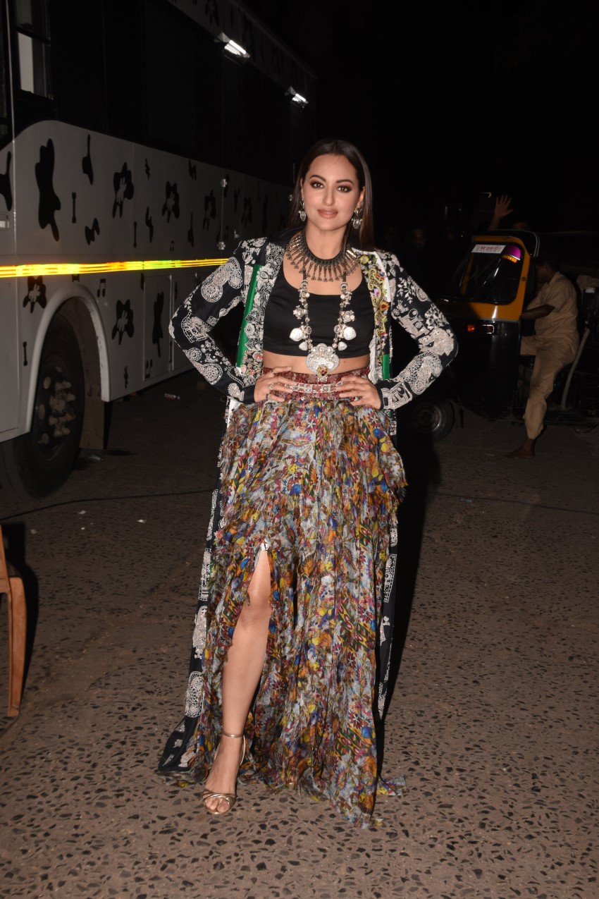 Salman Khan, Saiee Manjrekar, Sonakshi Sinha & Prabhu Dheva snapped promoting their film Dabangg 3 on the sets of Dance Plus