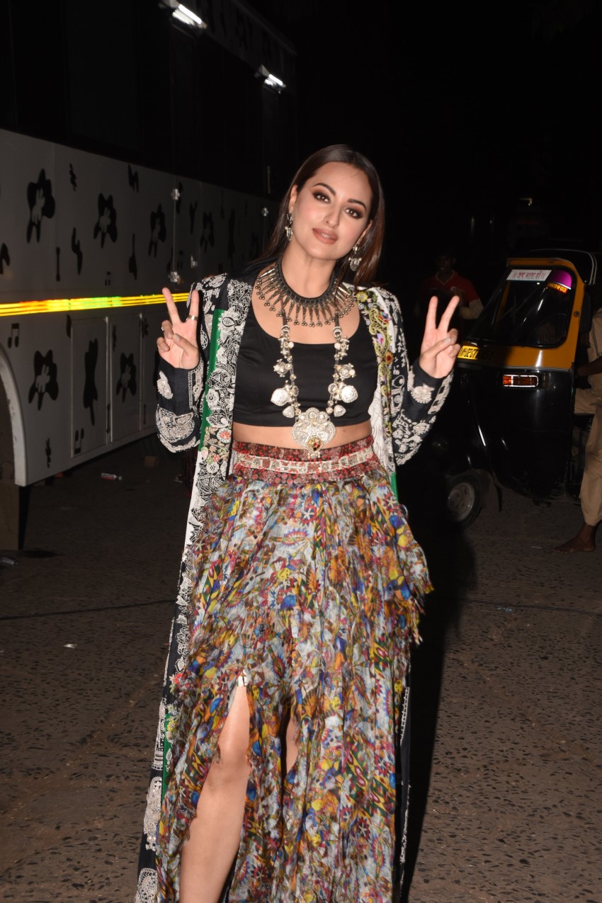 Salman Khan, Saiee Manjrekar, Sonakshi Sinha & Prabhu Dheva snapped promoting their film Dabangg 3 on the sets of Dance Plus