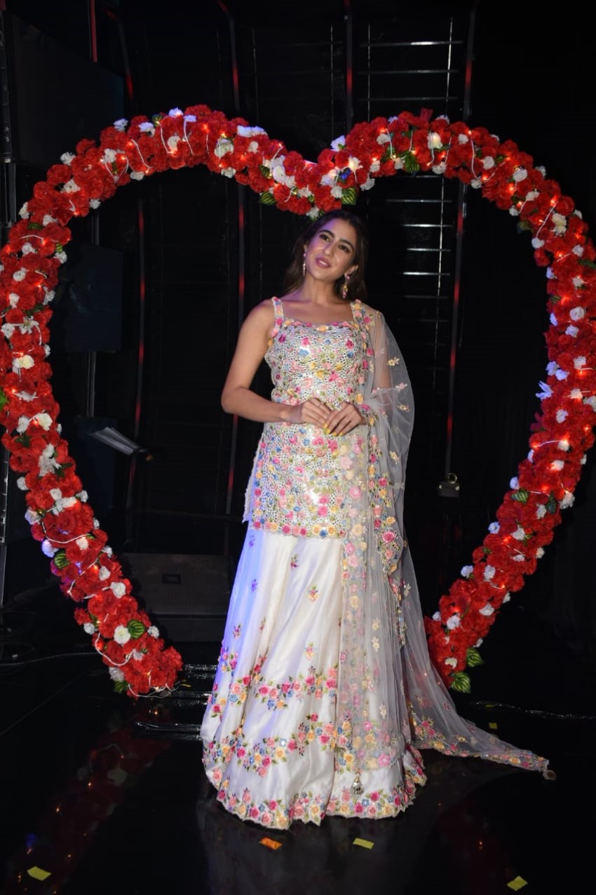 Sara Ali Khan & Kartik Aaryan snapped promoting 'Love Aaj Kal' on sets of Indian Idol 11