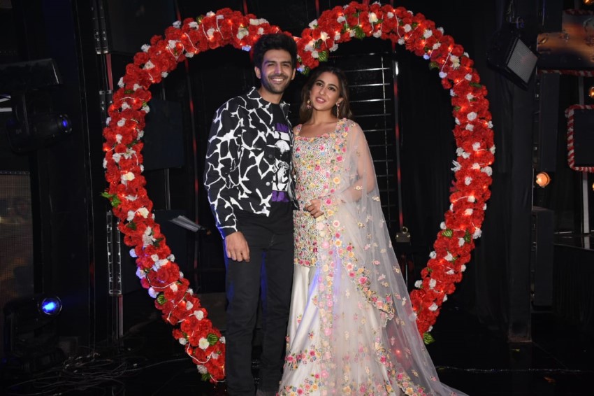 Sara Ali Khan & Kartik Aaryan snapped promoting 'Love Aaj Kal' on sets of Indian Idol 11