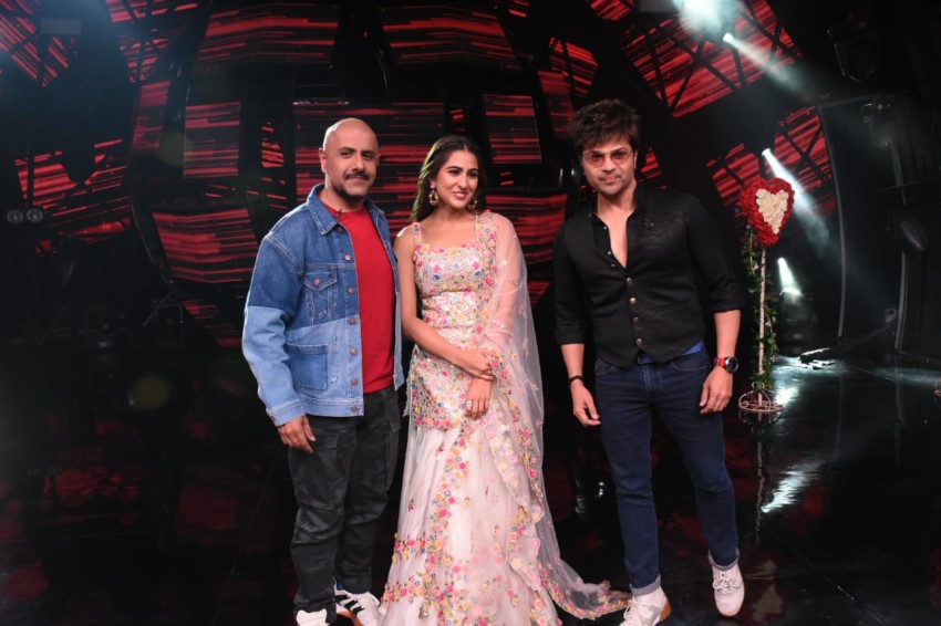 Sara Ali Khan & Kartik Aaryan snapped promoting 'Love Aaj Kal' on sets of Indian Idol 11
