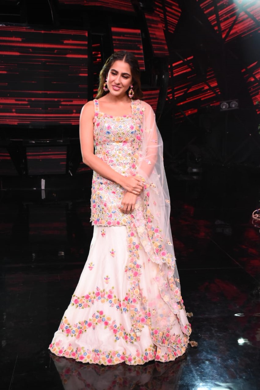Sara Ali Khan & Kartik Aaryan snapped promoting 'Love Aaj Kal' on sets of Indian Idol 11
