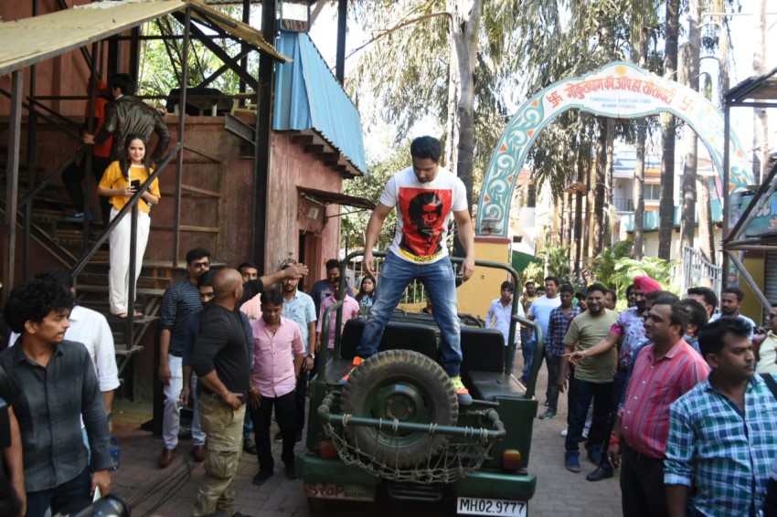 Varun Dhawan & Shraddha Kapoor snapped promoting 'Dancer 3D' on sets of Taarak Mehta Ka Ooltah Chashmah