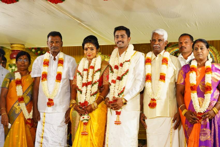 Meendum Oru Mariyaadhai Movie Actress Nakshathra Marriage Pics