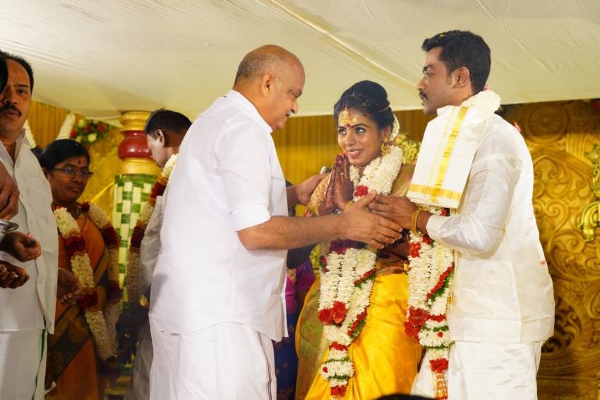 Meendum Oru Mariyaadhai Movie Actress Nakshathra Marriage Pics