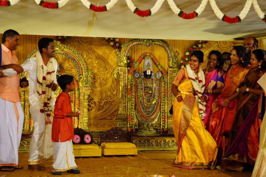 Meendum Oru Mariyaadhai Movie Actress Nakshathra Marriage Pics