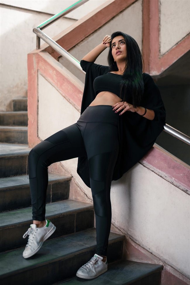 Actress Rashi Singh in Very Hot look.