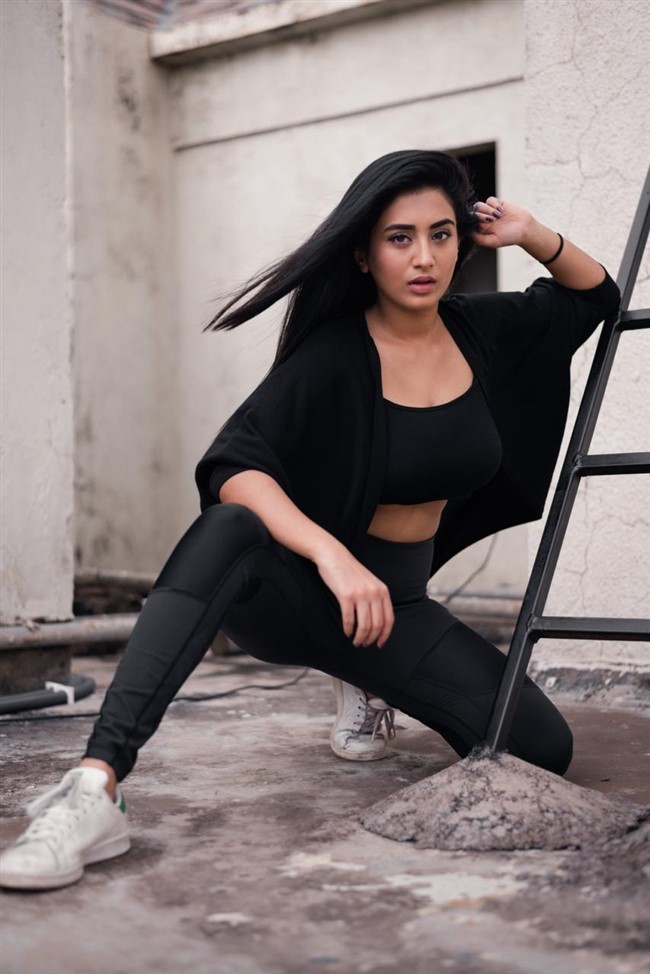 Actress Rashi Singh in Very Hot look.