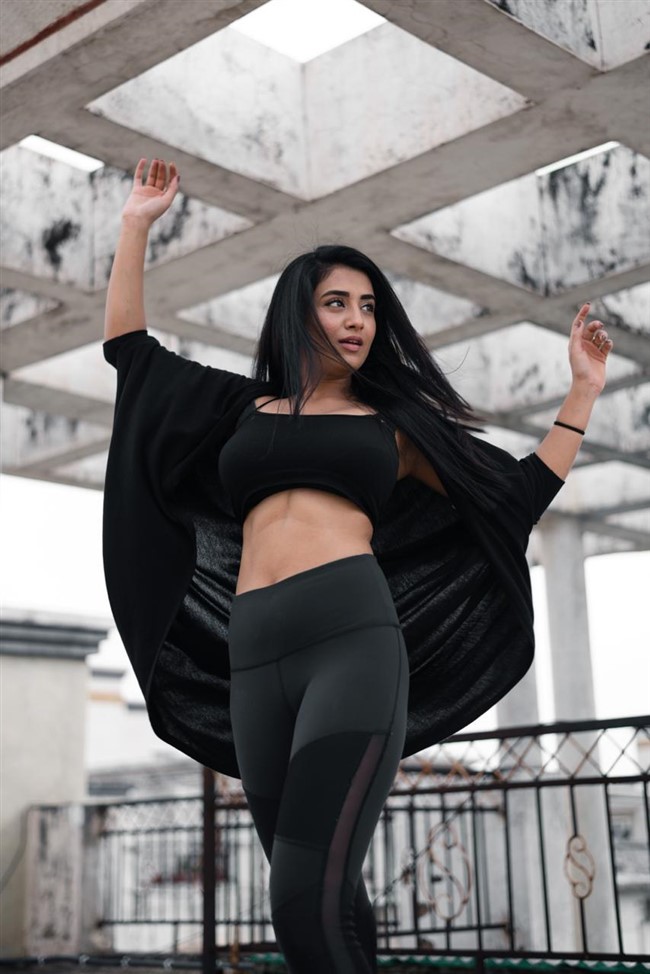 Actress Rashi Singh in Very Hot look.