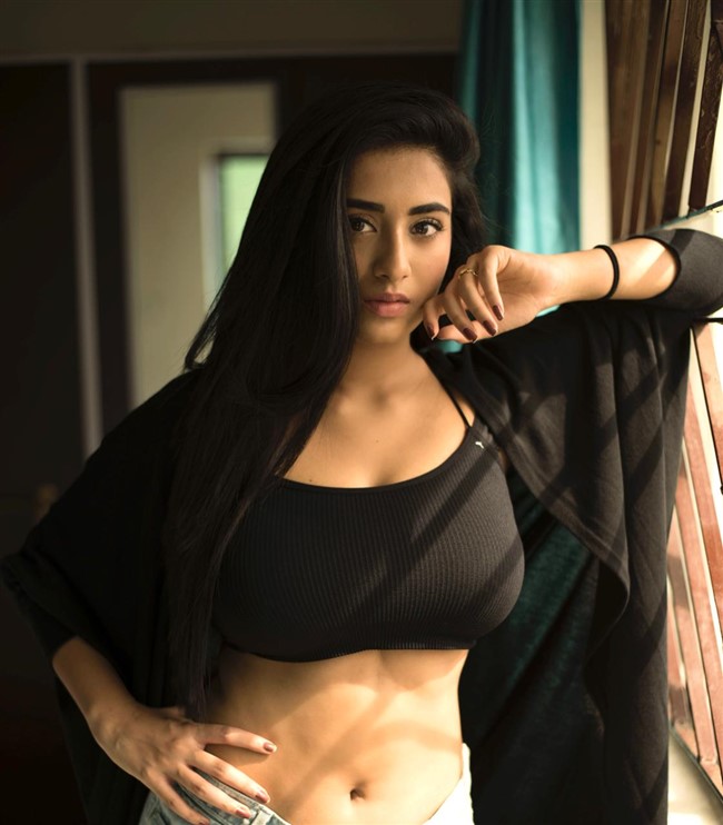 Actress Rashi Singh in Very Hot look.