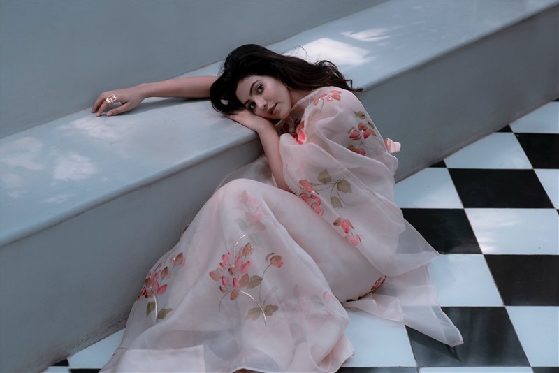 Athulya Ravi Hot In Saree