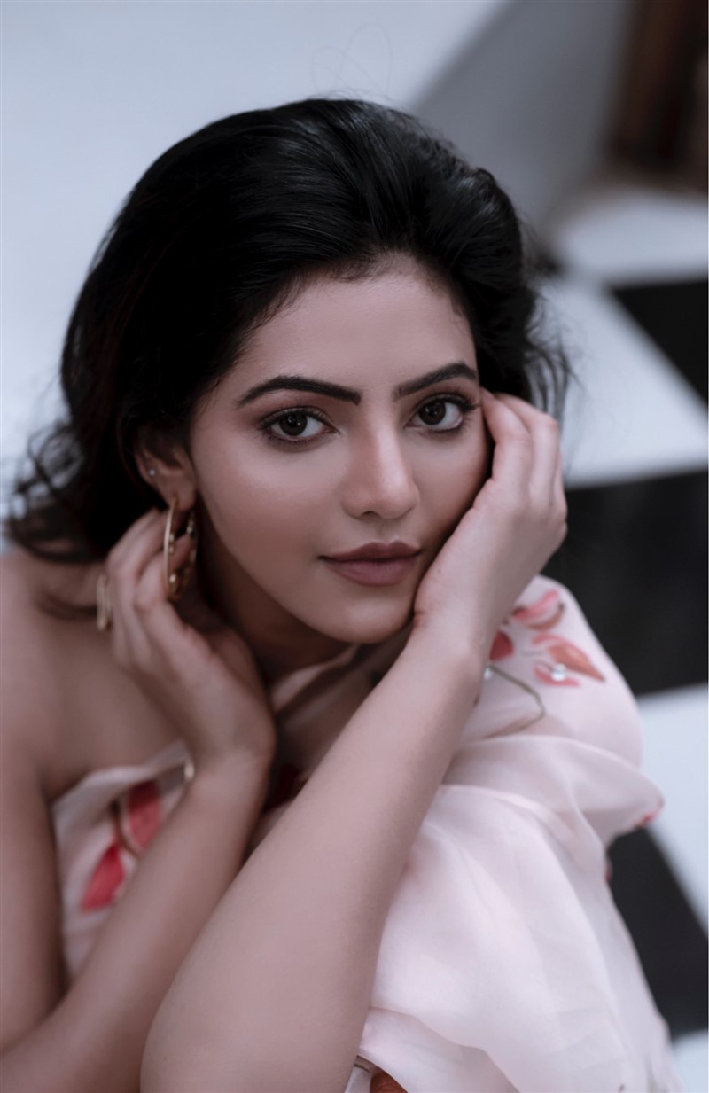 Athulya Ravi Hot In Saree