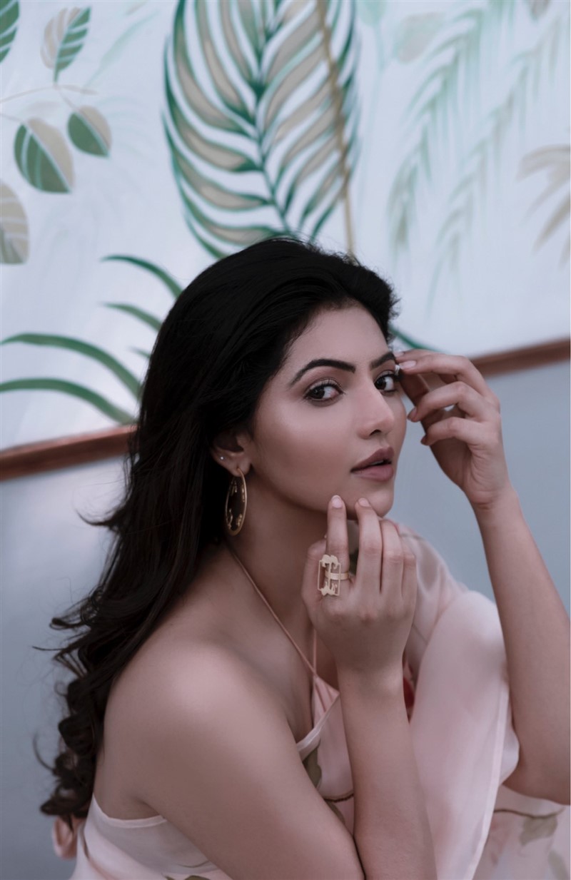 Athulya Ravi Hot In Saree