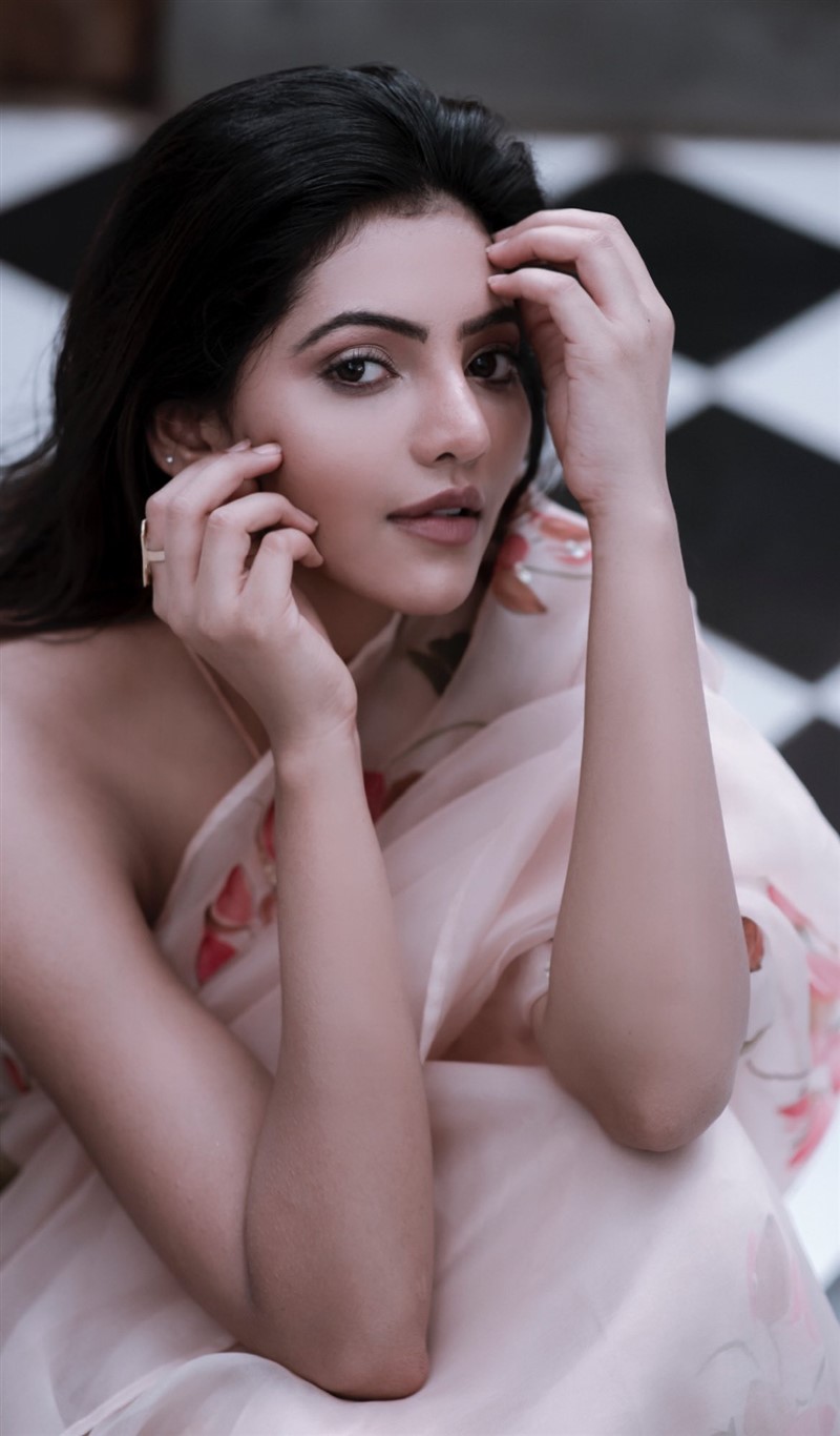 Athulya Ravi Hot In Saree