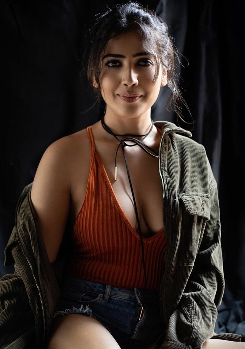 Kanadathi serial Actress Sara Annai