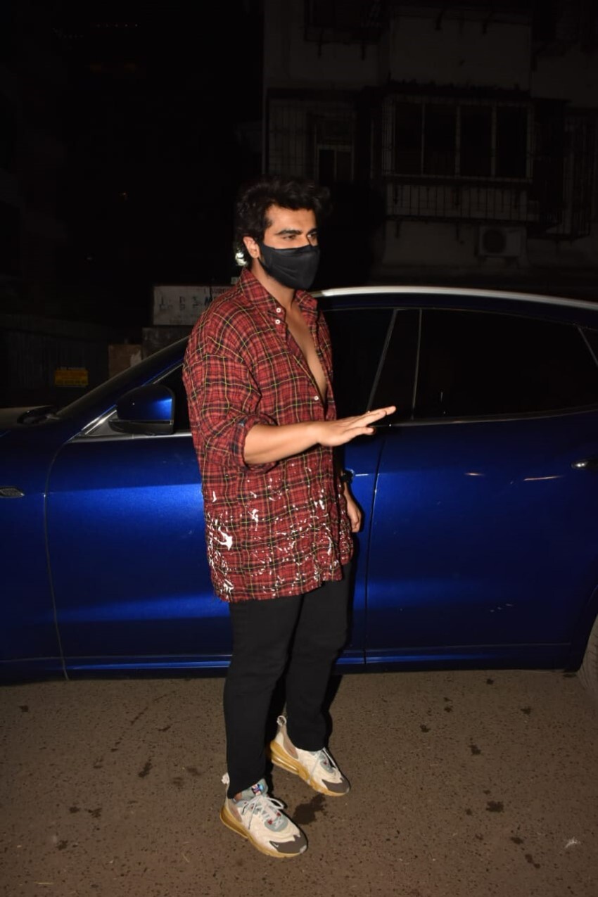 Celebs snapped at Kareena Kapoor's house in Bandra