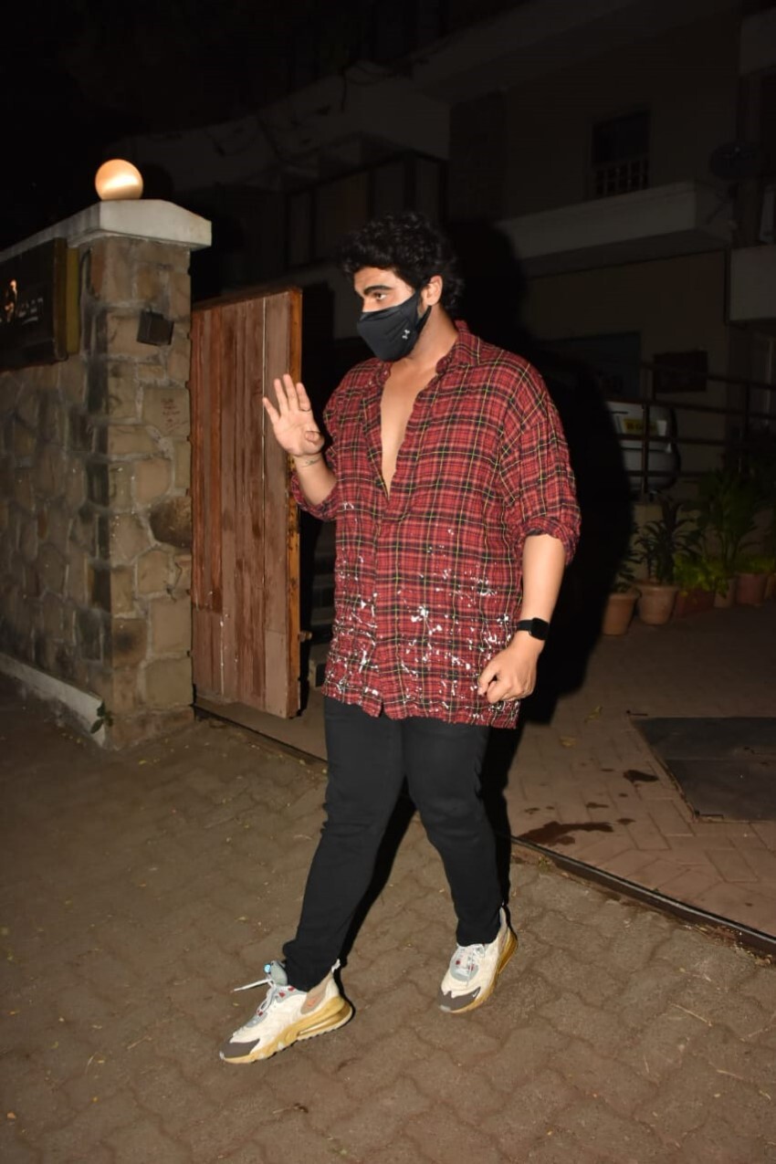 Celebs snapped at Kareena Kapoor's house in Bandra