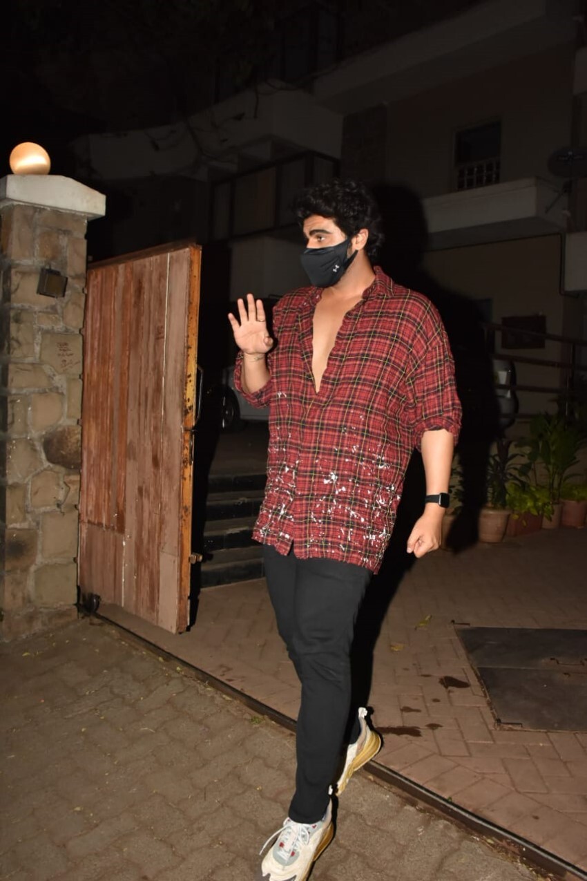 Celebs snapped at Kareena Kapoor's house in Bandra