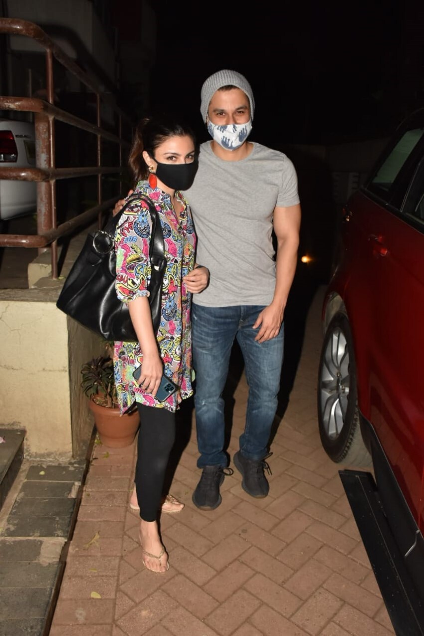 Celebs snapped at Kareena Kapoor's house in Bandra