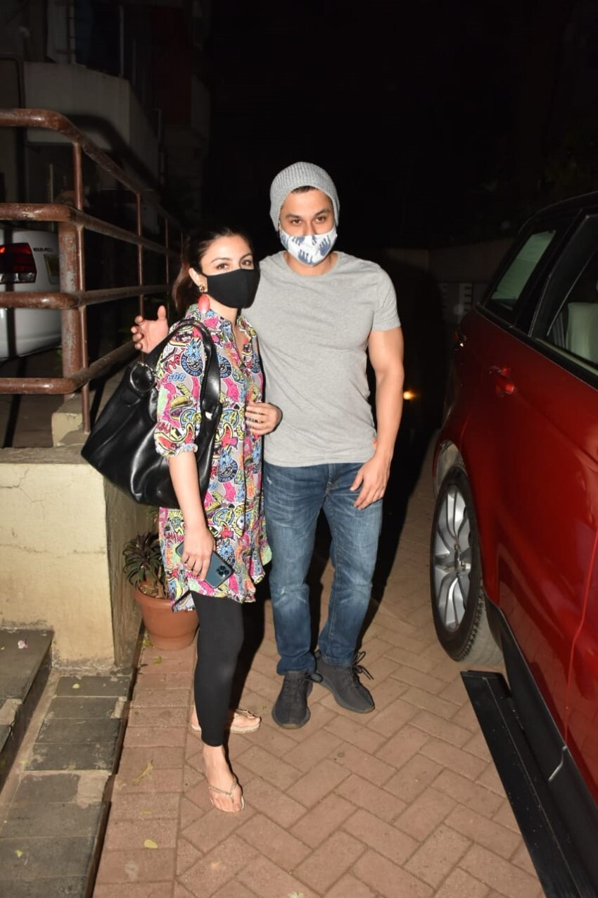 Celebs snapped at Kareena Kapoor's house in Bandra