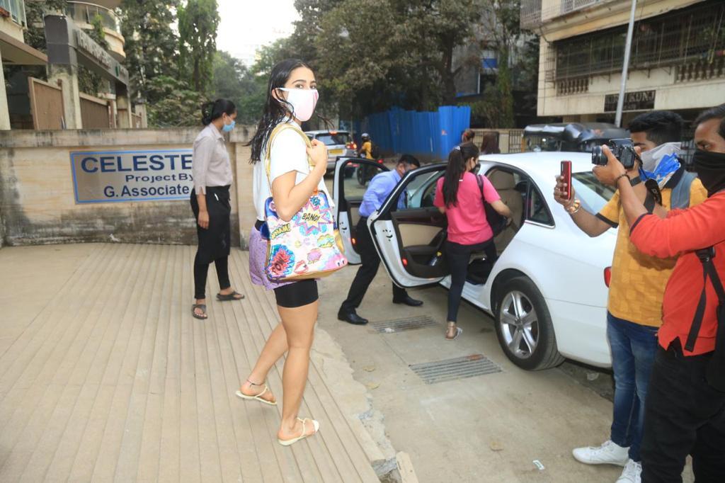 Sara Ali Khan Spotted in Mumbai