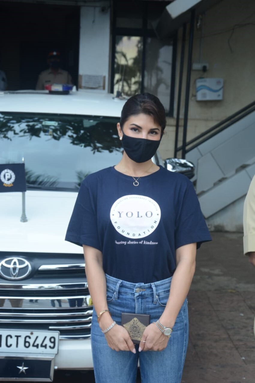 Jacqueline Fernandez Provided Rain Coats To Mumbai Police