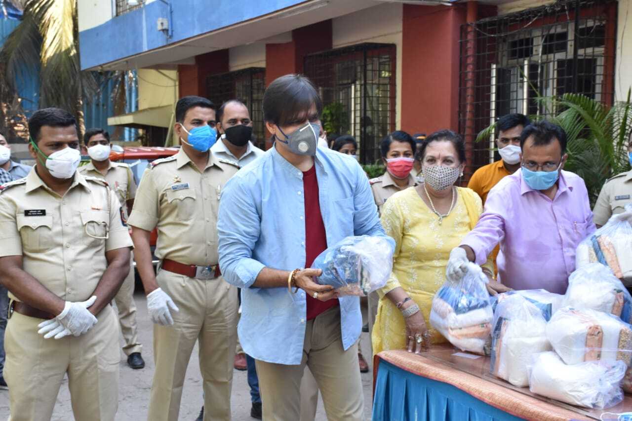 Vivek Oberoi Distributed groceries to needy people