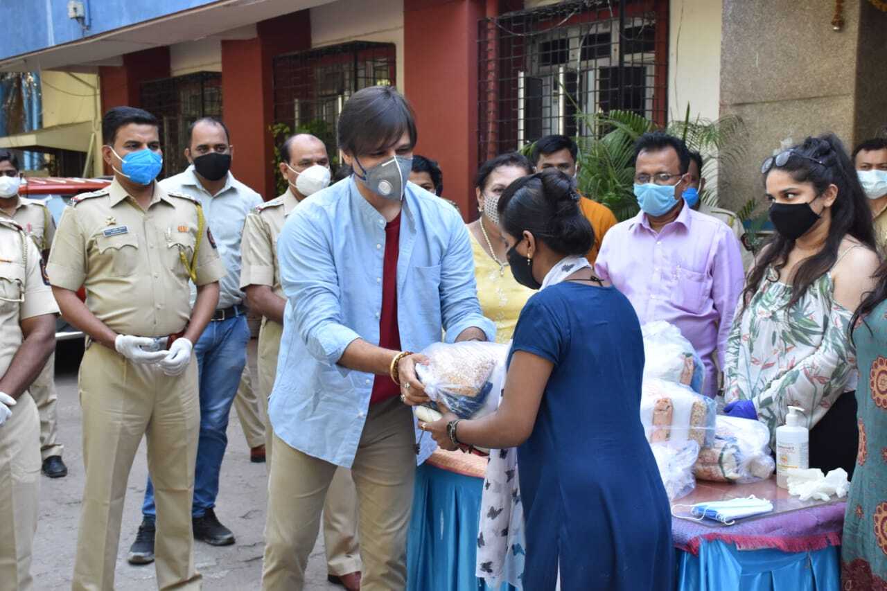 Vivek Oberoi Distributed groceries to needy people