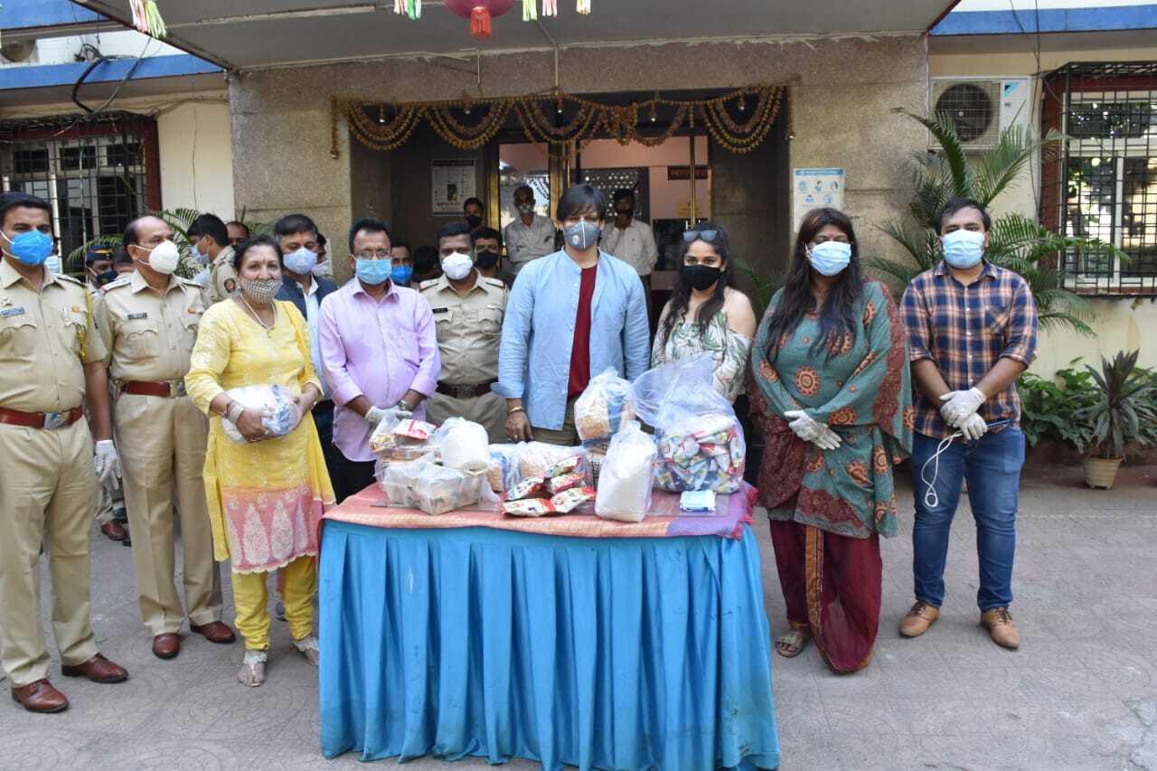 Vivek Oberoi Distributed groceries to needy people