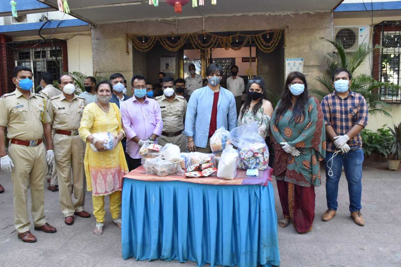 Vivek Oberoi Distributed groceries to needy people