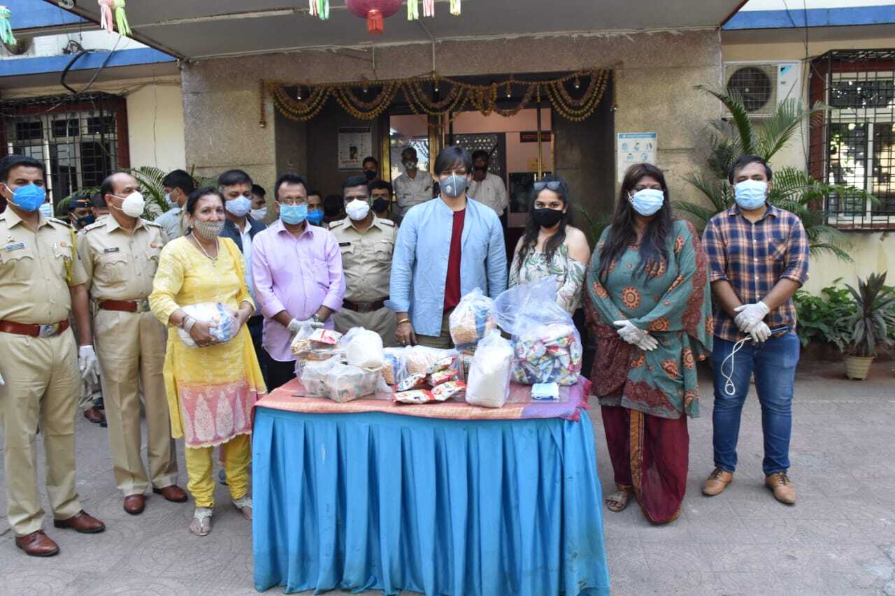 Vivek Oberoi Distributed groceries to needy people