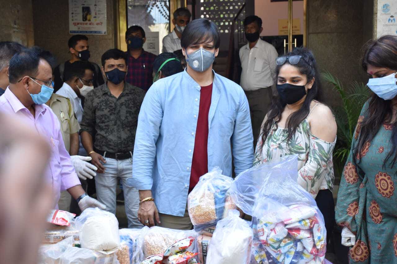 Vivek Oberoi Distributed groceries to needy people