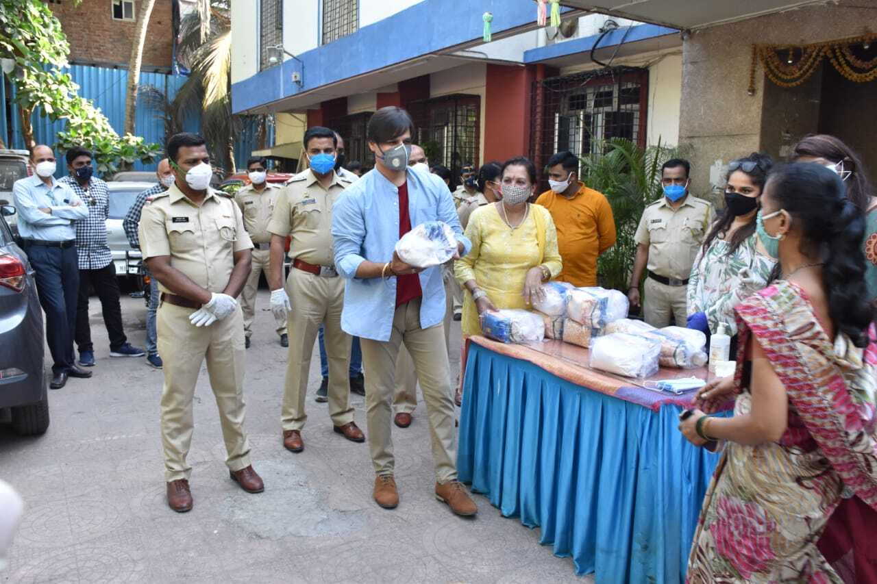 Vivek Oberoi Distributed groceries to needy people