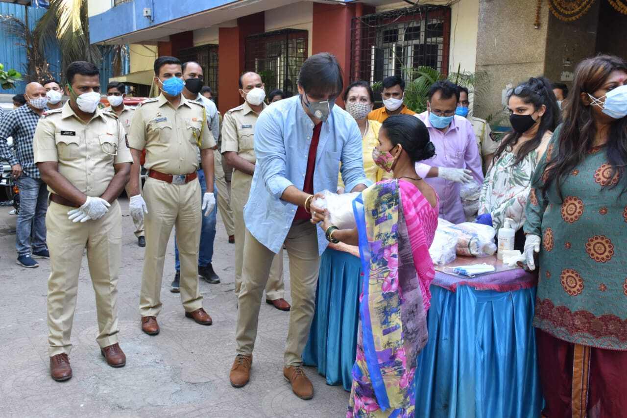 Vivek Oberoi Distributed groceries to needy people