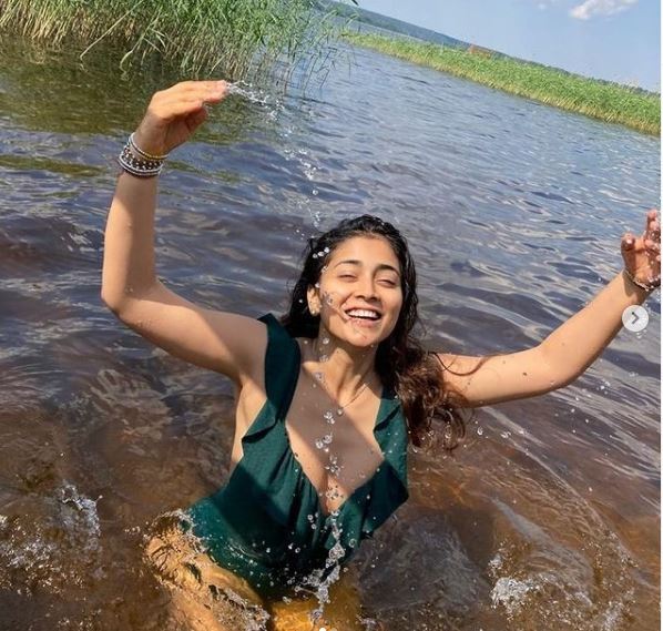  శ్రియా సరన్ హాట్ ఫొటోస్: సినిమాల్లోకి వచ్చి 20 ఏళ్లయినా గ్లామర్ డోస్ ఏ మాత్రం తగ్గలేదు