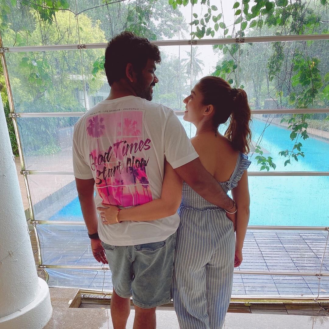  காதலர் விக்கியுடன் படு நெருக்கமாக ரொமான்ஸ் செய்யும்   நயன்தாரா.. கலக்கல் போட்டோஸ்!