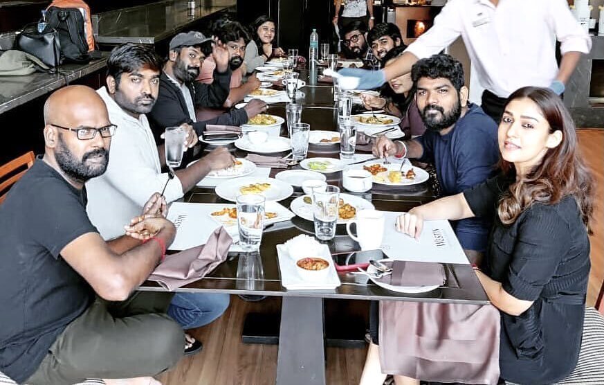  காதலர் விக்கியுடன் படு நெருக்கமாக ரொமான்ஸ் செய்யும்   நயன்தாரா.. கலக்கல் போட்டோஸ்!