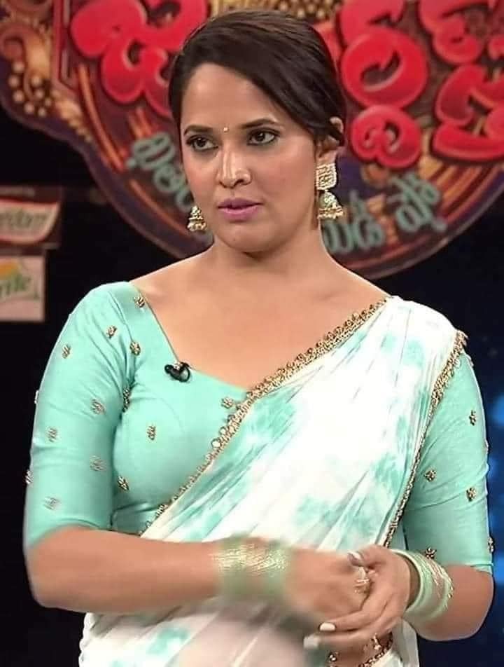 చీరకట్టులో యాంకర్ అనసూయ అదుర్స్.. మీరెప్పుడూ చూడని రేర్ ఫోటోలు!