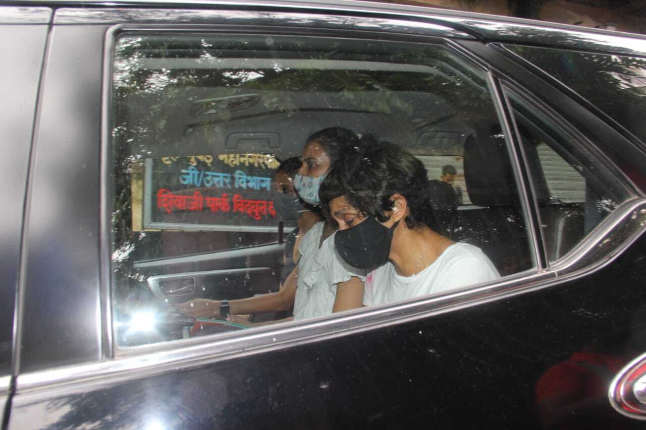 మందిరా బేడి భర్త రాజ్ కౌశల్ అంత్యక్రియలు... తరలి వచ్చిన బాలీవుడ్ ప్రముఖులు