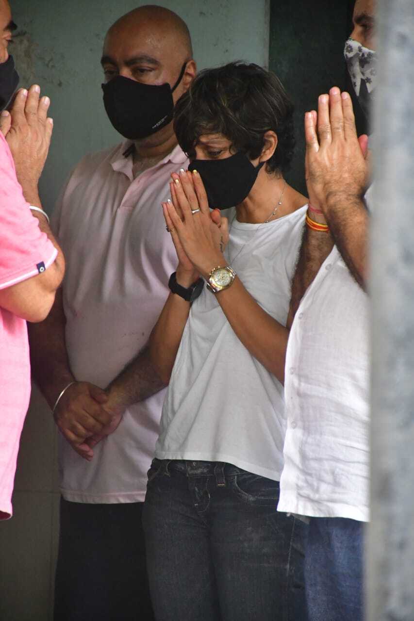 మందిరా బేడి భర్త రాజ్ కౌశల్ అంత్యక్రియలు... తరలి వచ్చిన బాలీవుడ్ ప్రముఖులు